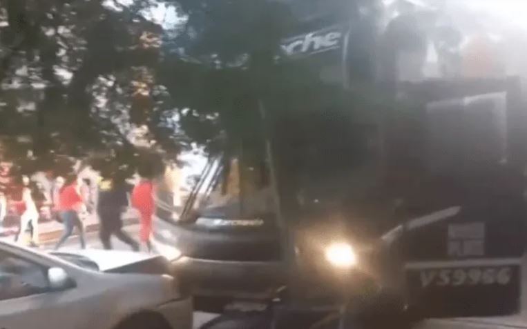 Tucumán: el micro de River chocó autos y motos estacionados fuera del hotel donde concentra el plantel | Deportes