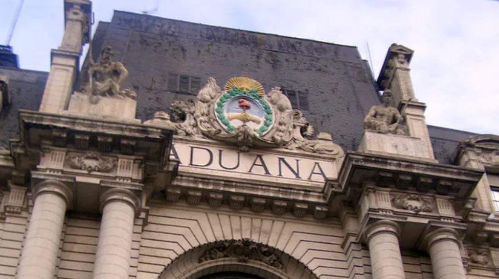 La Aduana suspendió a 59 empresas exportadoras por no liquidar divisas | Economía