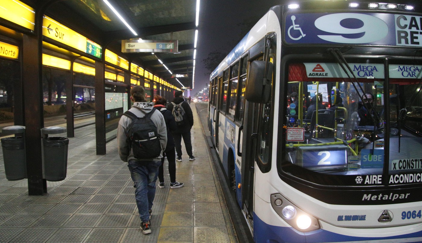 Paro de la línea 9 de colectivos por el brutal ataque a un chofer: le cortaron la cara para robarle | Actualidad