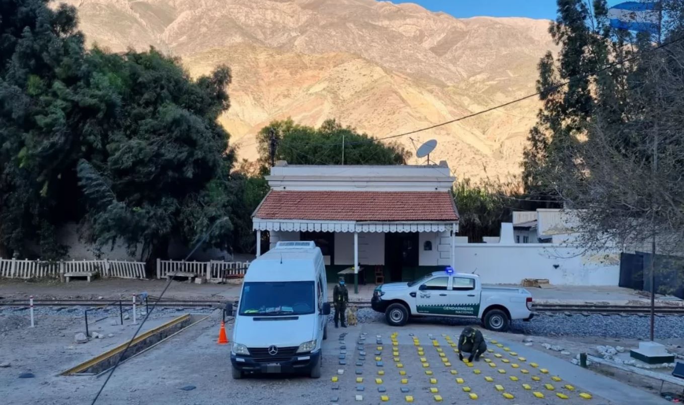 Secuestran 149 kilos de cocaína que estaban ocultos en el techo de una camioneta en Jujuy | Actualidad
