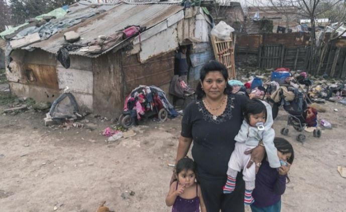 Más de un millón de personas vive en condiciones de hacinamiento crítico, según el INDEC | Economía