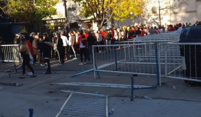 Incidentes en las inmediaciones del Monumental: corridas y balas de goma antes del Superclásico | Deportes