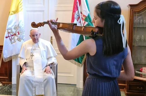 Una adolescente de Lanús tocó La Cumparsita en violín en una audiencia para el Papa en Hungría | Actualidad