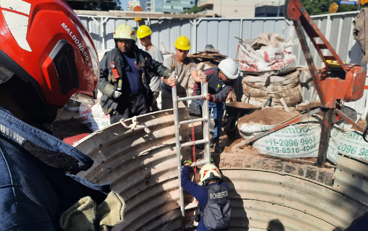 Bomberos rescataron a un operario que cayó en un pozo de cinco metros en el barrio de Belgrano | Actualidad