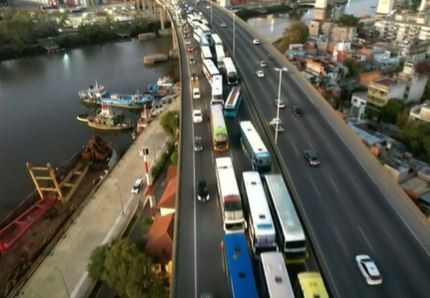 Protesta de micros en la autopista Buenos Aires-La Plata: dejaron un solo carril habilitado | Actualidad