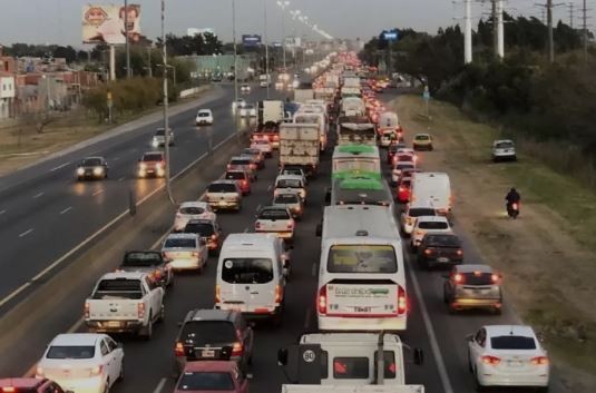 Transportistas de micros turísticos levantaron corte en autopista Buenos Aires-La Plata | Actualidad
