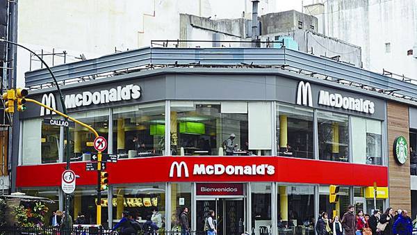 McDonald's atenderá como en un restaurante tradicional en Suecia | Curiosidades
