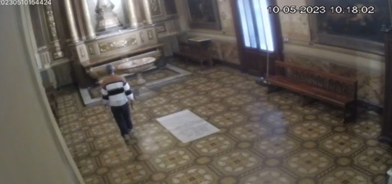 Video: así fue el robo de la corona de la virgen en la Catedral de Córdoba | Actualidad