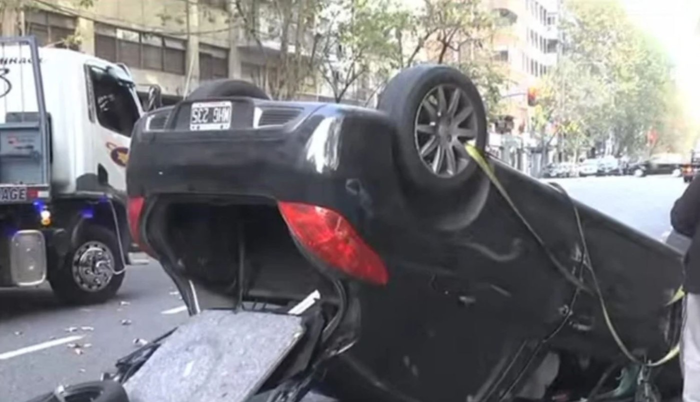 Una mujer chocó y volcó en Recoleta y no se pudo hacer el test de alcoholemia por falta de aire | Actualidad