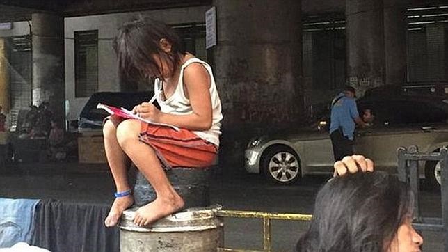 La imagen de una nena estudiando en la calle que conmovió a todos | Curiosidades