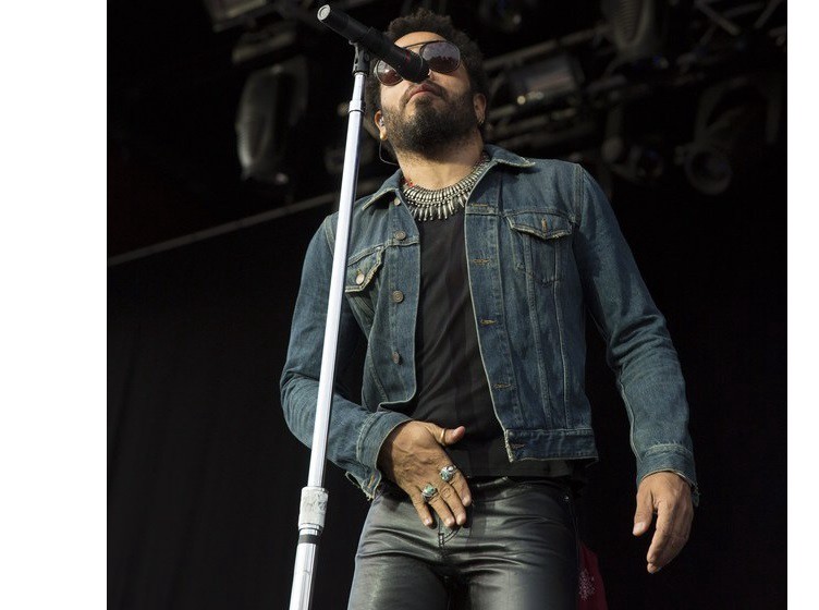 Sentadilla traicionera para Lenny Kravitz en pleno show | Espectáculos