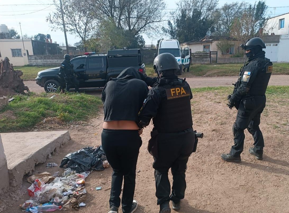 Córdoba: una mujer guardaba droga en la heladera y otra salía a venderla en la moto con su bebé | Actualidad