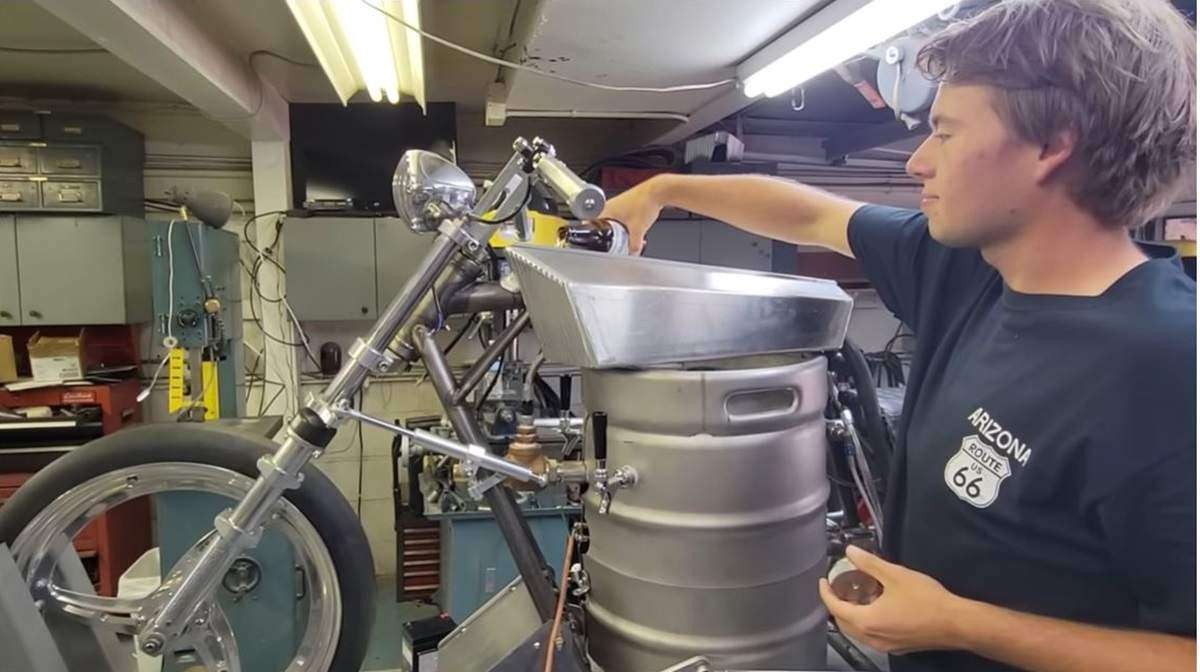 Inventó una moto que funciona a cerveza: "El precio del combustible está subiendo" | Internacionales