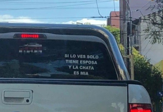 El cartel en una camioneta que se volvió viral y disparó el debate: ¿graciosa o tóxica? | Curiosidades
