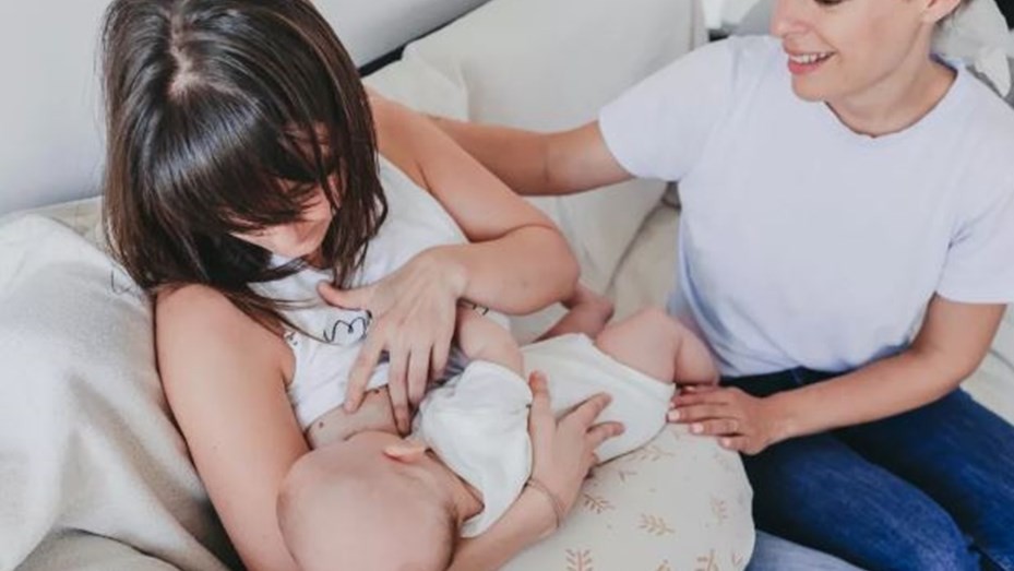 "¡Basta de invisibilizarnos!": Puericultoras marchan en demanda de una ley regule la profesión | Actualidad