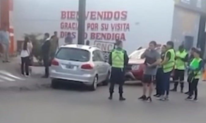 Dejó estacionado el auto en una pendiente sin freno de mano: murió un joven atropellado | Actualidad