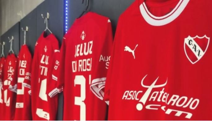 Exjugadores de Independiente comenzarán la subasta de camisetas para donar dinero al club | Deportes