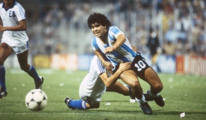 Subastan la primera camiseta de la Selección argentina que Maradona usó en un Mundial | Deportes