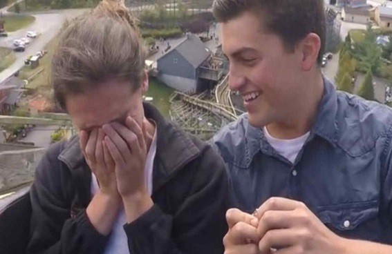 Un joven le propuso casamiento a su novia en una montaña rusa | Curiosidades