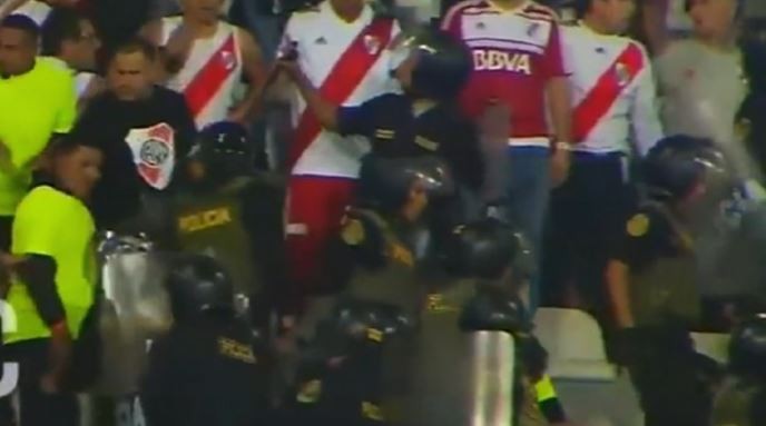 Enfrentamiento entre barras de River y la Policía peruana dejó a varios hinchas ensangrentados | Deportes