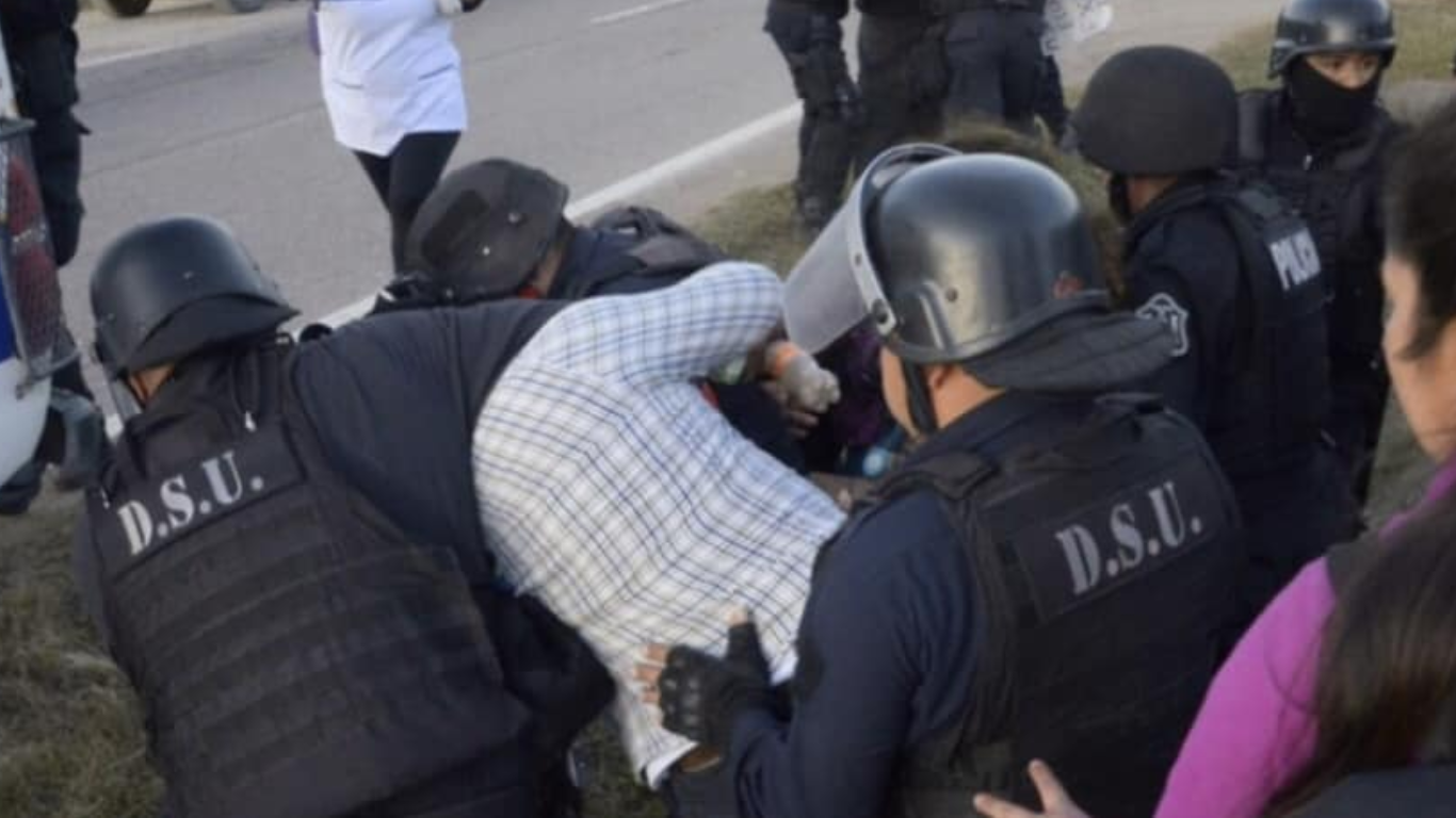 Veinte docentes fueron detenidos por cortar el acceso a la ciudad de Salta | Actualidad