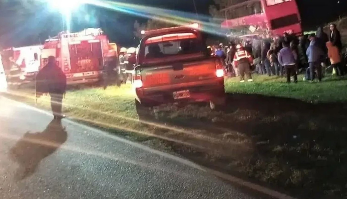 Santa Fe: cinco muertos y cuatro heridos graves al chocar un micro con un camión | Actualidad