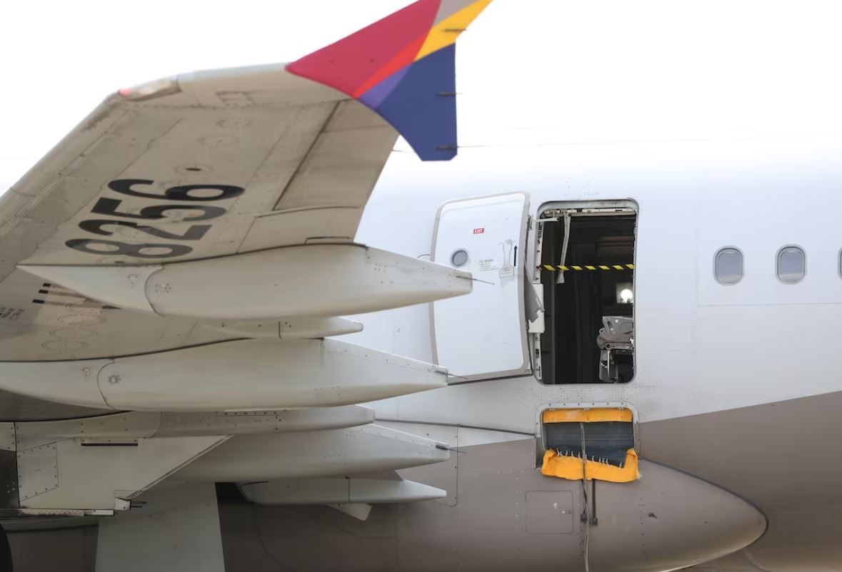 El hombre que abrió la puerta de un avión en pleno vuelo dijo que se sentía "sofocado" | Internacionales