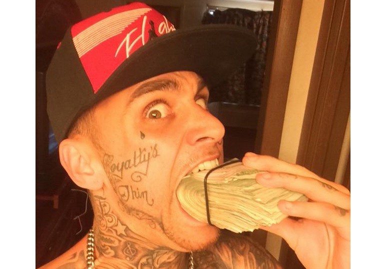 Detienen a una pareja que robó un banco y colgó las fotos del botín en Facebook | Curiosidades