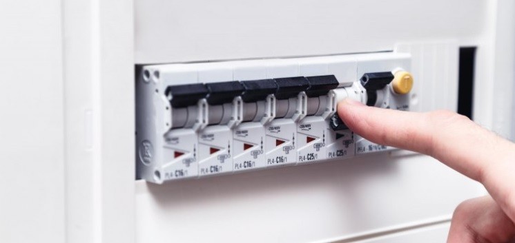 Se le cortó la luz en feriado y el electricista le quiso cobrar más de $100.000: no le pagó y el hombre le cortó los cables | Actualidad