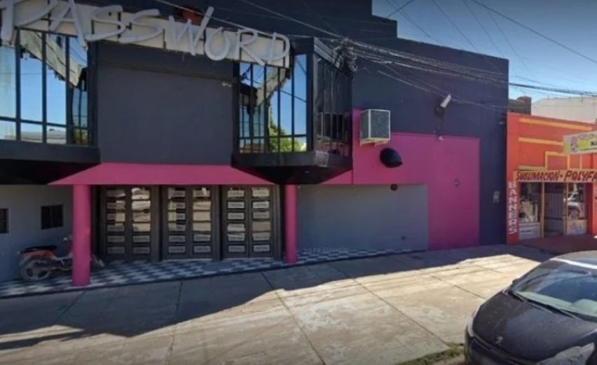 Salvaje ataque de un patovica a un joven en la puerta de un boliche: le pegó una patada en la cabeza cuando estaba en el piso | Actualidad