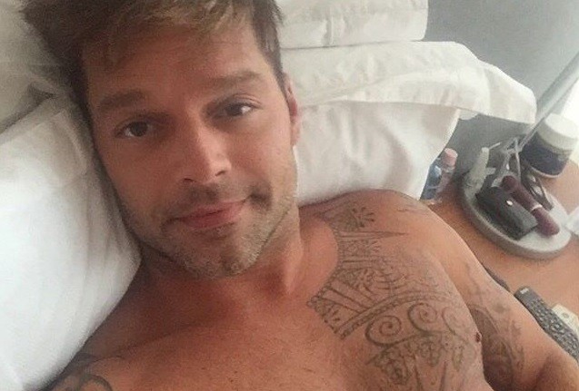 La selfie caliente de Ricky Martin: semidesnudo en la cama | Espectáculos