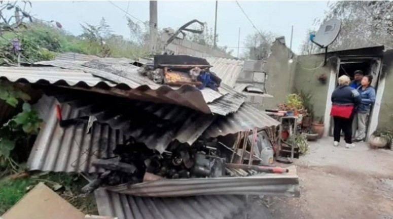 Se incendió la casa de una familia y les robaron a los vecinos que intentaban ayudar | Actualidad