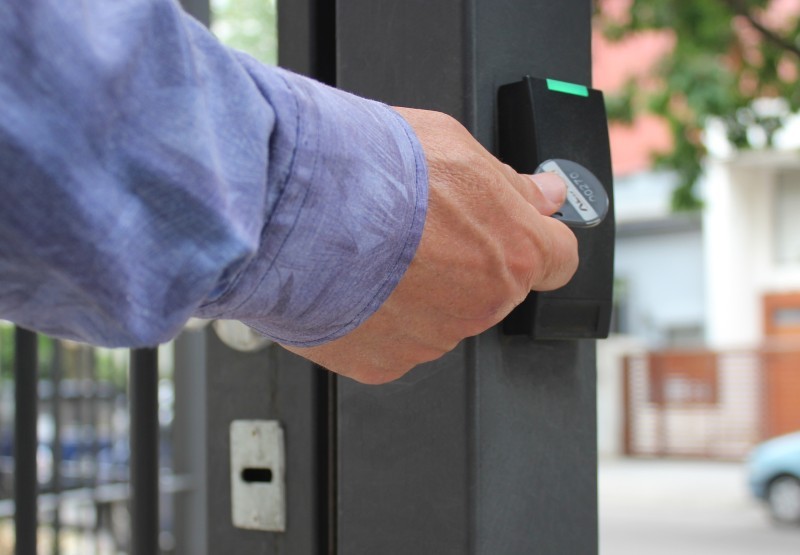 Detienen a una banda que clonaba llaves electrónicas con un dispositivo portátil para robar en casas | Actualidad