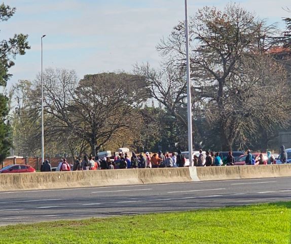 Manifestantes cortan la autopista Riccheri en la localidad de Ezeiza | Actualidad