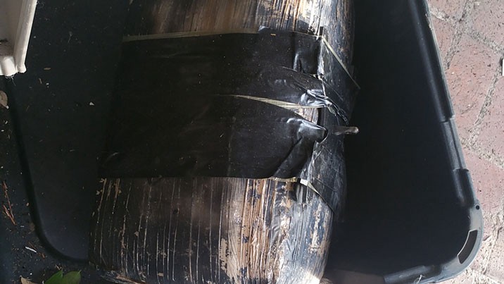 Un paquete con droga cayó sobre una casa y destrozó la cucha del perro | Curiosidades