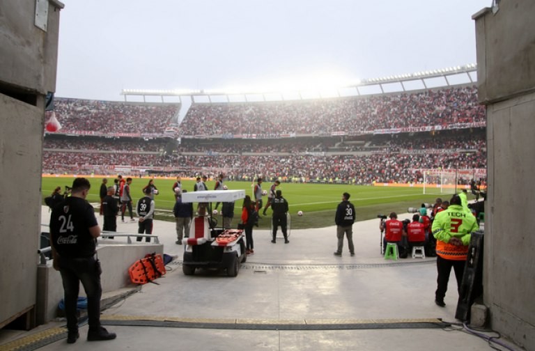Tras la suspensión del partido, tres hinchas de River le robaron el arma a una policía | Deportes