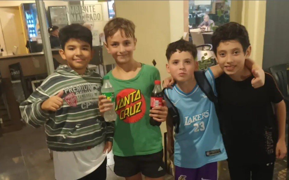 Cuatro nenes encontraron $50.000 en la calle, fueron a buscar a la dueña y le devolvieron el dinero | Actualidad