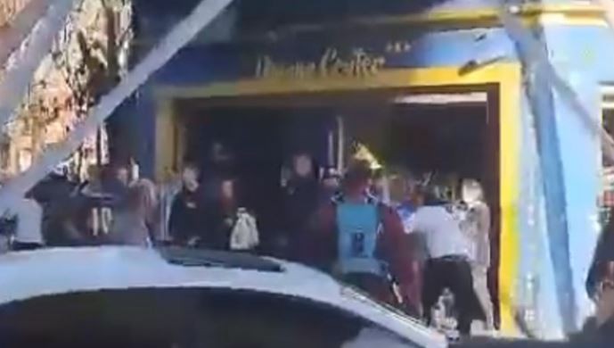 Hinchas de Boca agredieron a los de Colo Colo cuando quisieron colgar una bandera en la Bombonera | Deportes