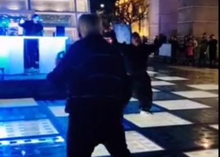 El baile de un abuelo: fue ovacionado por el público en una plaza de Córdoba | Actualidad