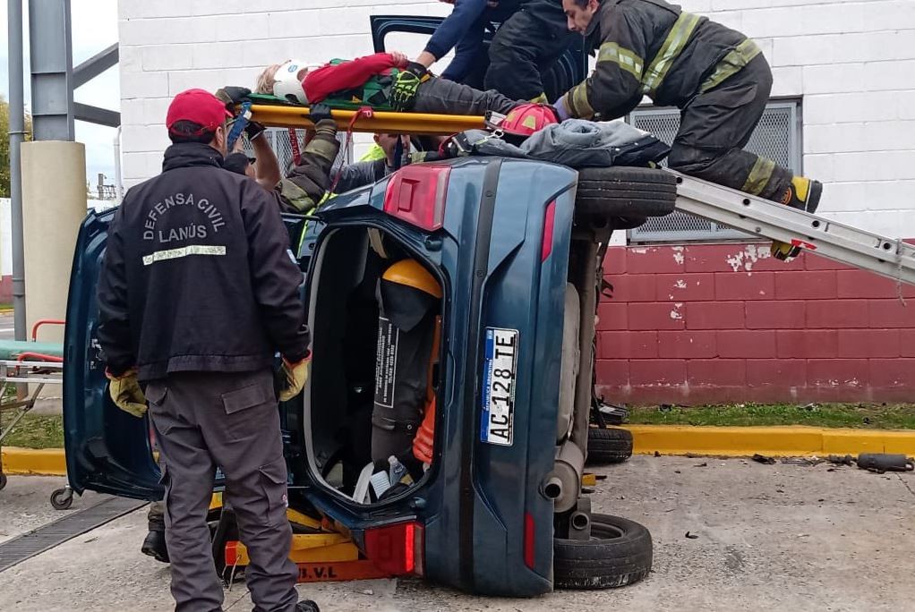 Lanús: fue a rendir el examen de conducir, volcó el auto y tuvo que ser rescatada por el SAME | Actualidad