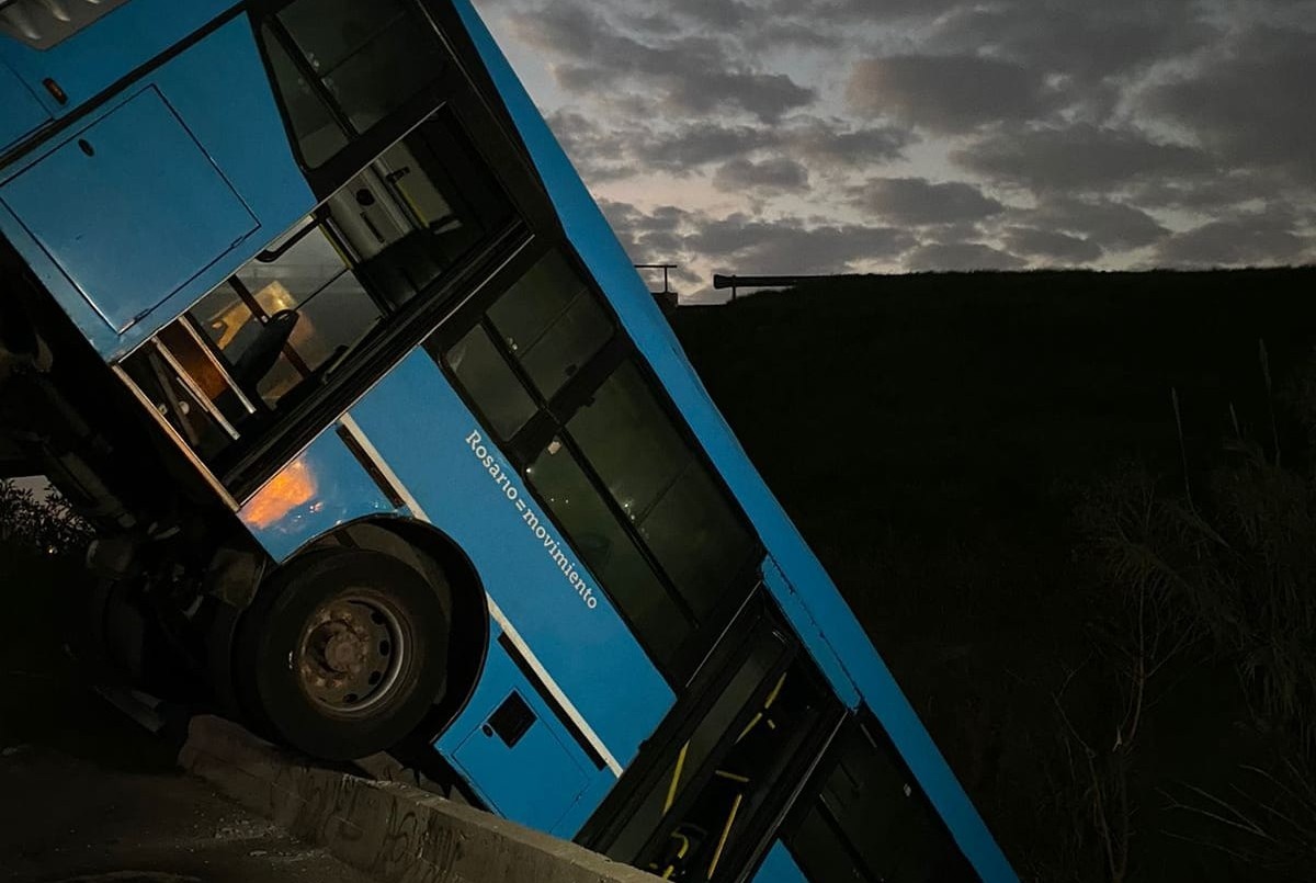 Impactante: un colectivo desbarrancó y quedó suspendido en un arroyo de Rosario | Actualidad
