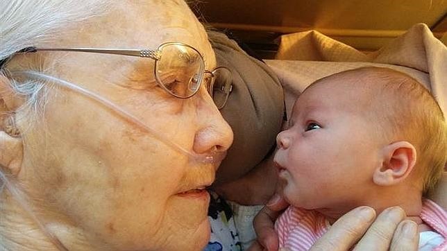 El amor a primera vista de la bisabuela y la bebé recién nacida | Curiosidades