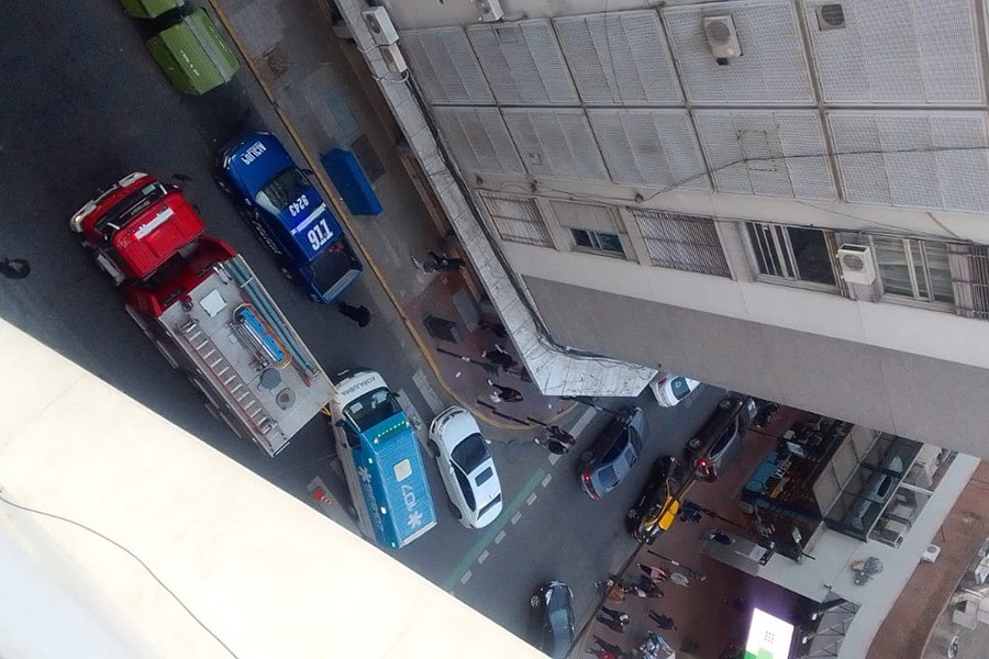 Desesperante: sufrió más de una hora por las manos atascadas en una persiana | Actualidad