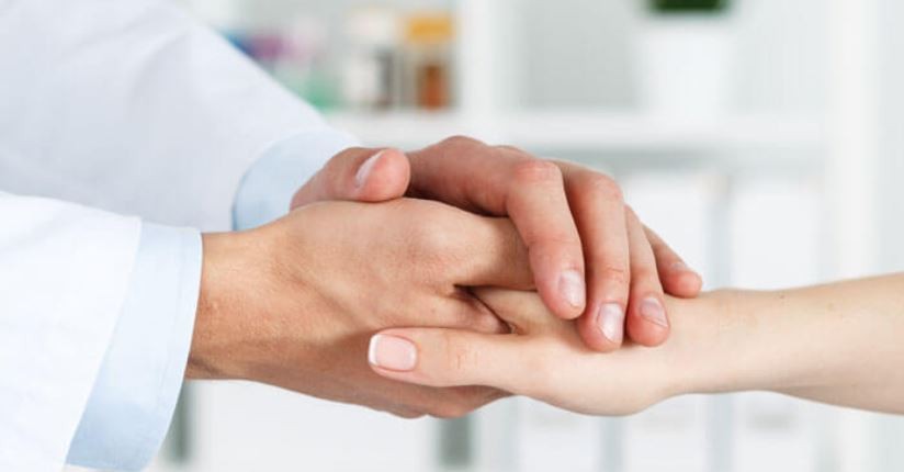 Un hombre adoptó a la hija de su expareja, de 29 años, luego de haberse separado | Actualidad