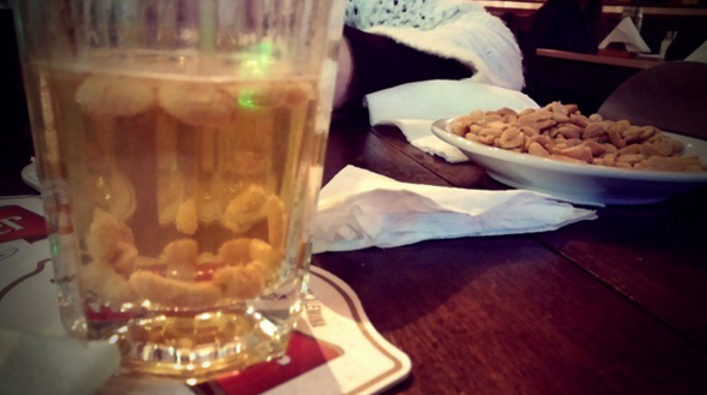 Científicos descubren por qué los maníes "bailan" en la cerveza | Actualidad