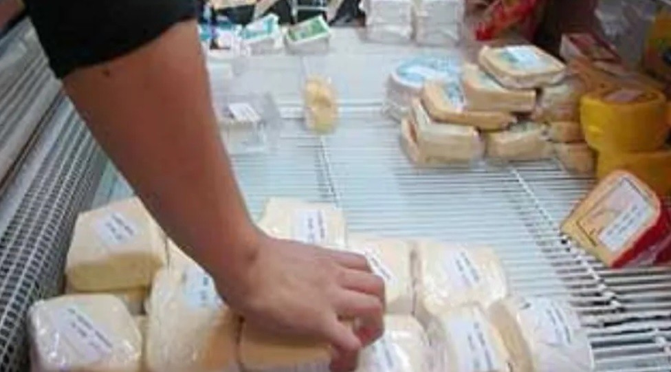 Lo condearon a 15 días de cárcel por intentar robarse cuatro quesos de un supermercado | Actualidad