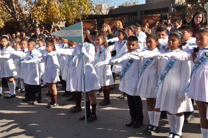 Día de la Bandera: El Presidente toma la promesa de lealtad a la bandera a alumnos | Política