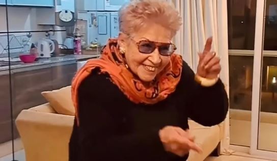 Video: una abuela cordobesa bailó al ritmo de La Konga y se hizo viral | Redes