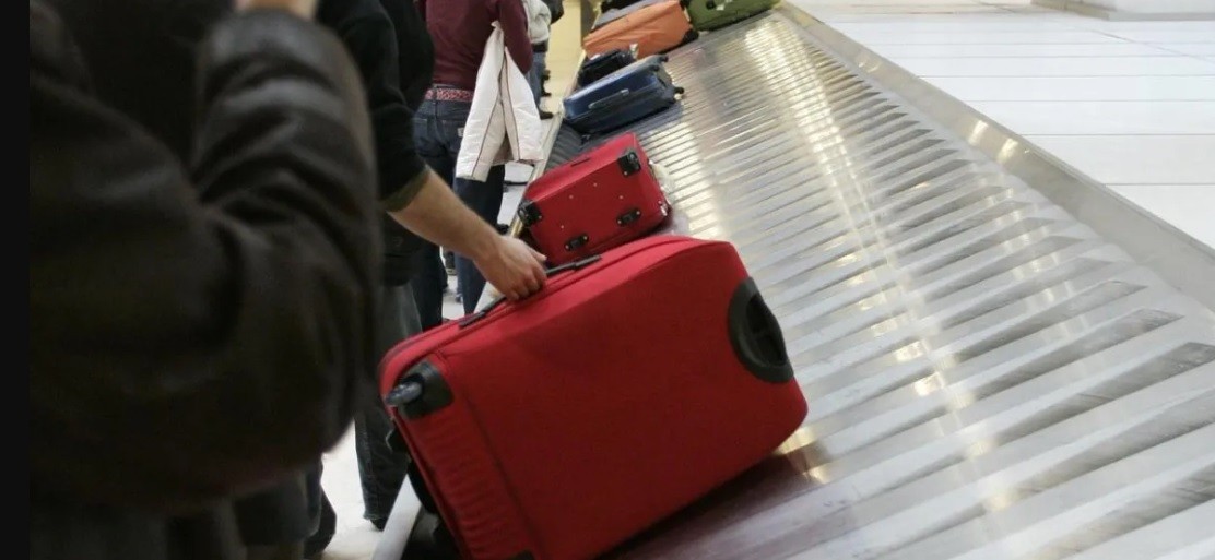 Allanan el aeropuerto de Ezeiza: pasajera denunció que le robaron US$ 25.000 de su valija | Actualidad