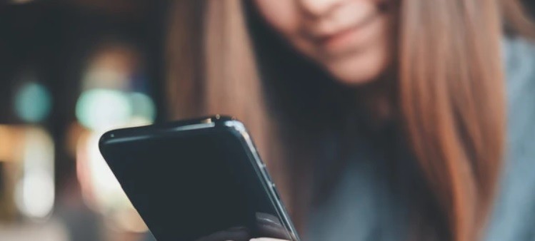 Mujer vio que su hija de 12 años tenía cortes en los brazos: le revisó el celular y descubrió un peligroso reto viral | Actualidad